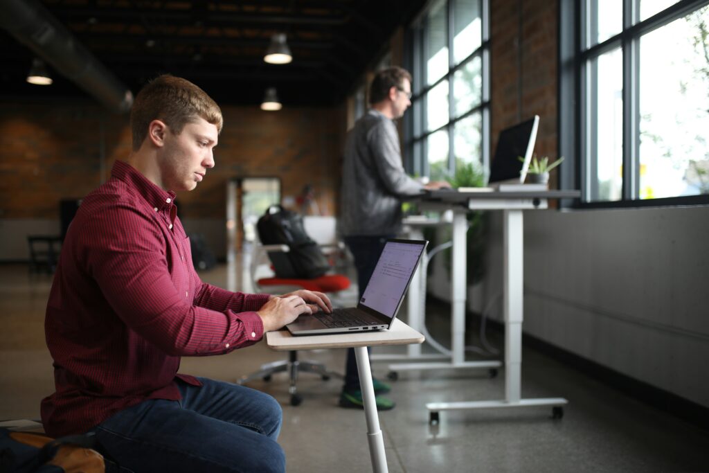 How to Incorporate a Sit Stand Desk into Your Work Routine